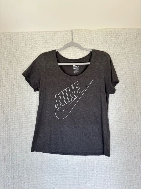 Nike Tops - Nike Tee✨
